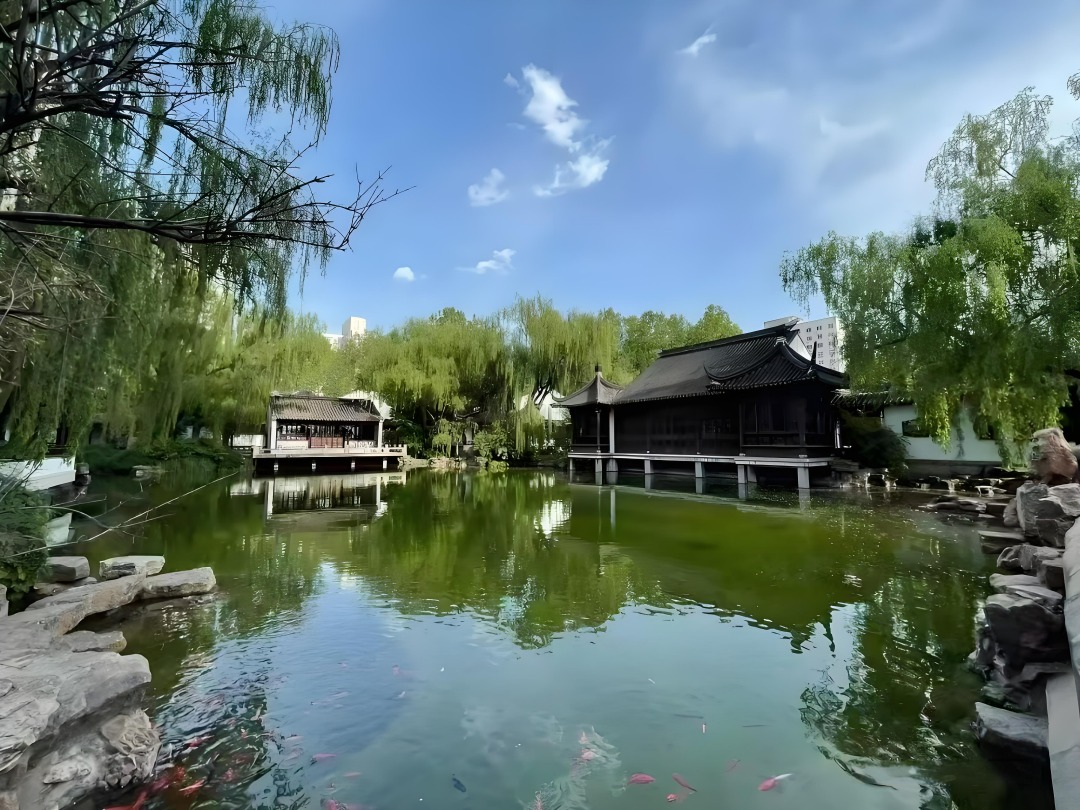 东湖别墅人工湖
